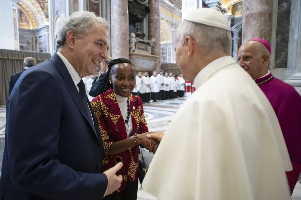 paus leo xiv dan presiden abbas bertemu di vatikan bahas gaza sinyal perdamaian baru portal berita terbaru