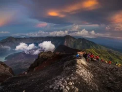 Peringatan Keras! Rinjani Tetap Buka di Musim Hujan, Ini 7 Hal Wajib Tahu Agar Selamat