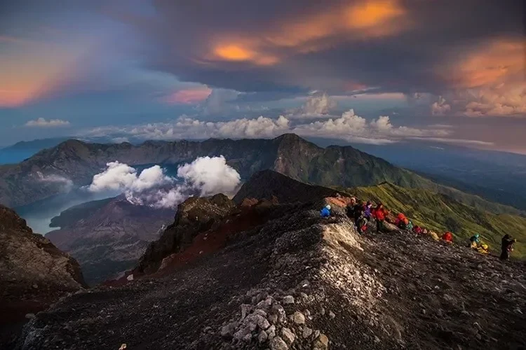 peringatan keras rinjani tetap buka di musim hujan ini 7 hal wajib tahu agar selamat portal berita terbaru