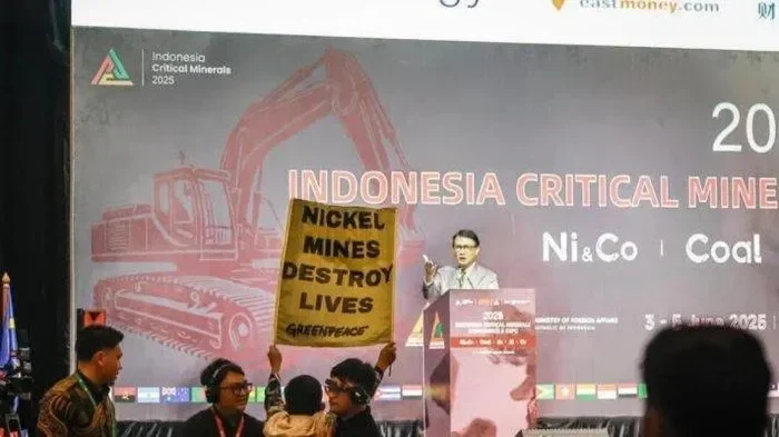planet di ujung tanduk aksi ekstrem greenpeace guncang madrid peringatan keras untuk cop30 portal berita terbaru