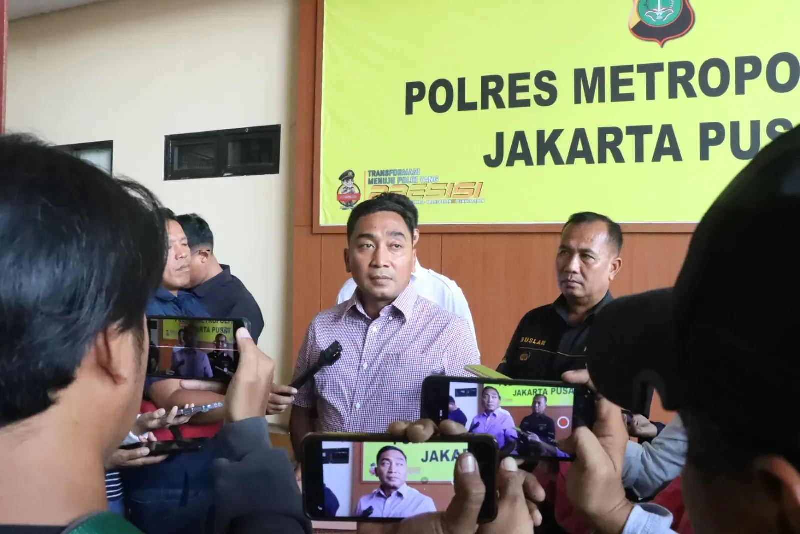 polwan jaga jakarta turun tangan dampingi korban ledakan sman 72 kondisinya bikin haru portal berita terbaru