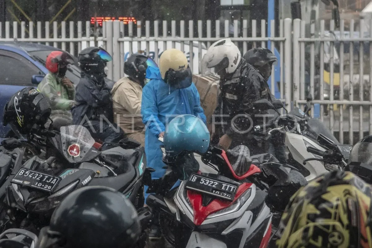 puncak musim hujan tiba bmkg peringatkan cuaca ekstrem siklon tropis mengintai siap siap sampai 2026 portal berita terbaru