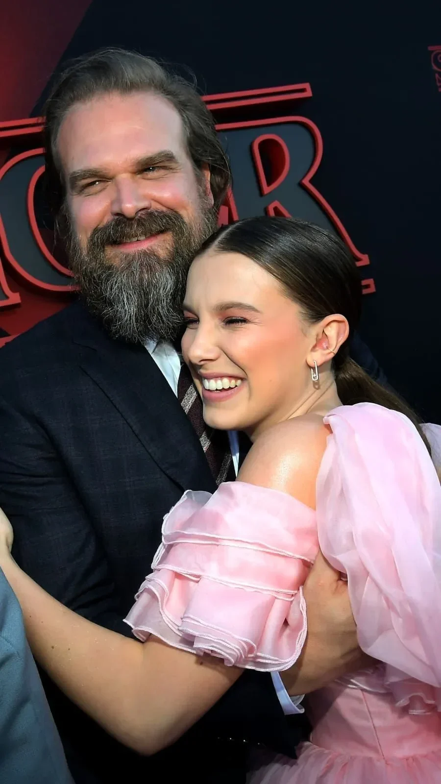 senyum misterius di red carpet millie bobby brown david harbour akrab isu bullying terbantahkan portal berita terbaru