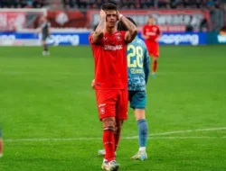 Terluka Hati dan Raga, Mees Hilgers Dibuat Nangis Haru oleh Aksi ‘Pelukan’ FC Twente!