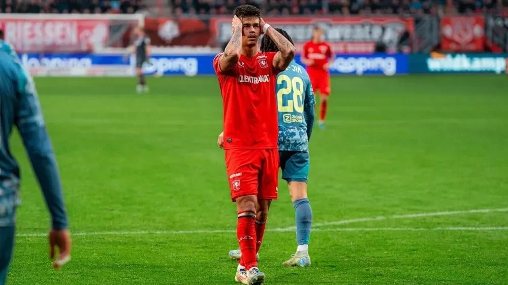 terluka hati dan raga mees hilgers dibuat nangis haru oleh aksi pelukan fc twente portal berita terbaru