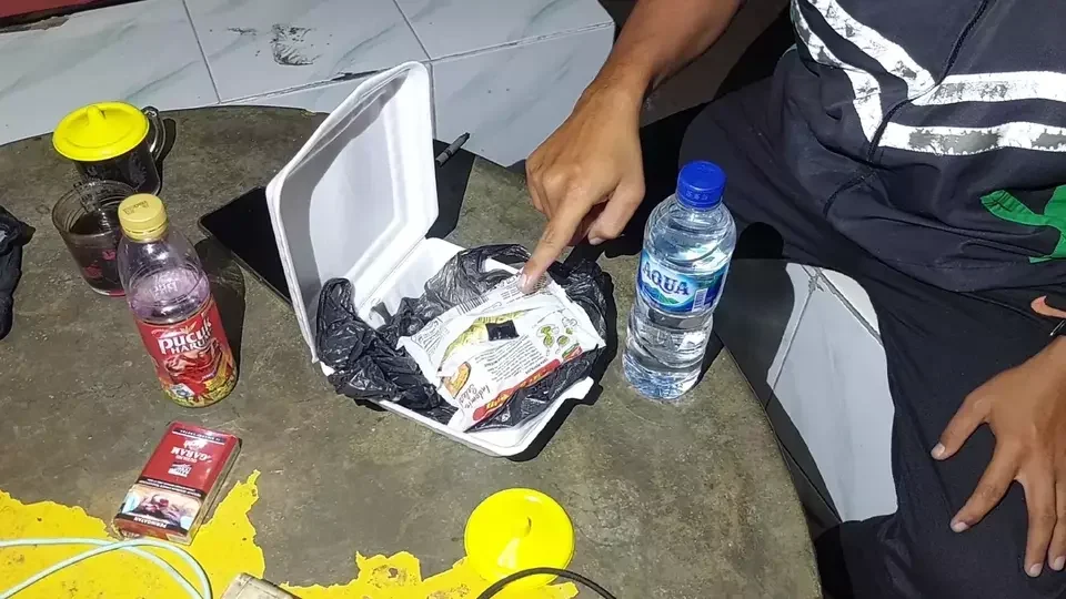 teror paket misterius guncang pangkalan udara as bubuk putih dan propaganda politik terkuak portal berita terbaru