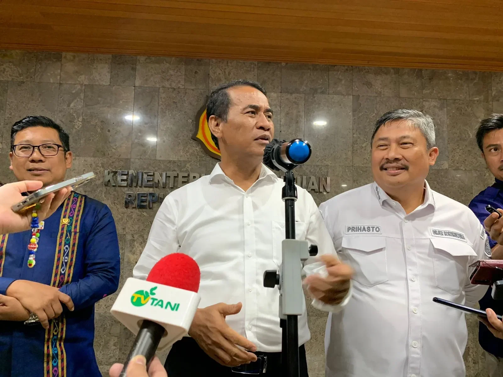 terungkap jurus jitu mentan amran bikin petani jember tersenyum lebar pupuk subsidi turun 20 portal berita terbaru