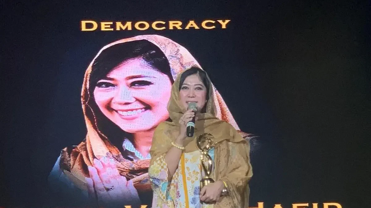 terungkap meutya hafid dinobatkan jadi pemimpin digital terbaik cnn indonesia awards 2025 portal berita terbaru