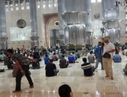 Timur Kapadze Salat Jumat di Istiqlal: Pakai Batik & Beri Sinyal Kuat ke Timnas Indonesia?