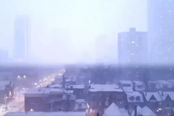 toronto berubah bak negeri dongeng salju pertama turun ada peringatan penting yang wajib kamu tahu portal berita terbaru