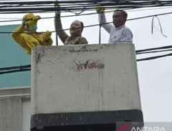 Viral! Pria Bergelantungan di Kabel Udara Jakarta, Ternyata Ini Alasan Pilu di Baliknya