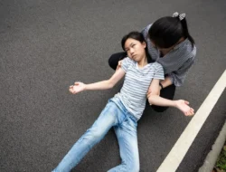 Wajib Tahu! Bukan Cuma Nonton, Ini 7 Cara Tepat Menolong Orang Kejang Epilepsi di Keramaian