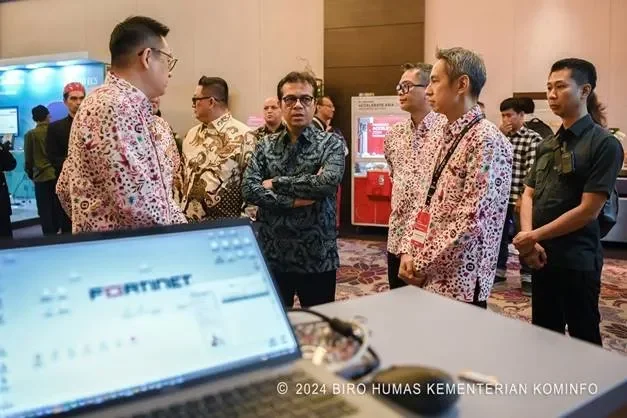 wamen nezar bongkar ruu keamanan siber data pribadi kamu bakal lebih aman terlindungi portal berita terbaru