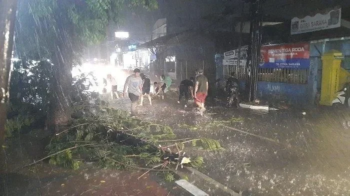 waspada bmkg ungkap deretan pemicu hujan lebat cuaca ekstrem di indonesia hingga pekan depan portal berita terbaru