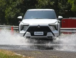 Anti Selip! Ini Rahasia Mitsubishi Xforce Taklukkan Jalan Licin Saat Hujan