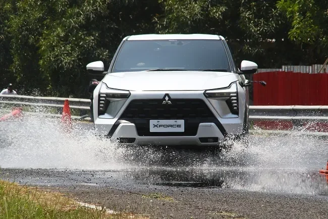anti selip ini rahasia mitsubishi xforce taklukkan jalan licin saat hujan portal berita terbaru