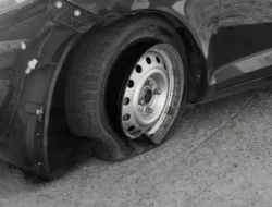 Awas! 9 Penyebab Ban Mobil Pecah Mendadak Ini Sering Diabaikan, Jangan Sampai Nyesel!