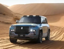 Gila! SUV Mewah BYD YangWang U8 Ditimpa Pohon Palem Raksasa, Hasilnya Bikin Melongo!