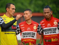 Para Legenda Sepak Bola Indonesia Beraksi Penuh Haru di Laga Amal Spesial untuk Sumatra!