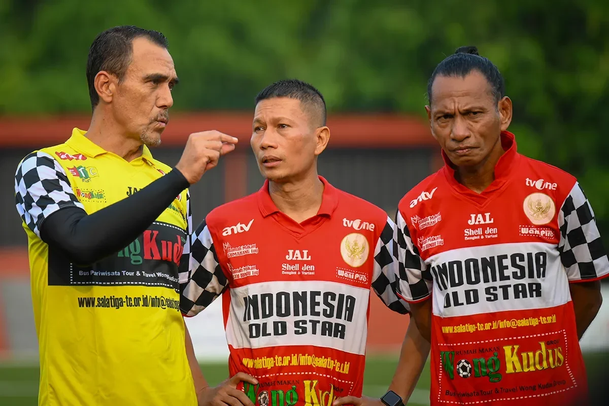 para legenda sepak bola indonesia beraksi penuh haru di laga amal spesial untuk sumatra portal berita terbaru