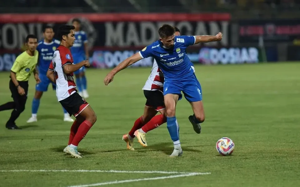 pesta gol di madura persib bandung bantai tuan rumah 4 1 bojan hodak ungkap rahasia kebangkitan dramatis maung bandung portal berita terbaru