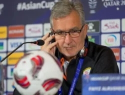 Piala Arab Geger! Carlos Queiroz Bawa Laptop Bongkar Keputusan Wasit, Bukti Kesalahan Fatal?