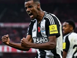 Pukulan Telak Liverpool! Alexander Isak Patah Kaki, Badai Cedera Makin Parah?
