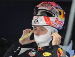 Viral! Mohamed Salah Tampil Bak Pembalap F1 di Bench Liverpool, Sinyal Kekecewaan atau Taktik Baru?