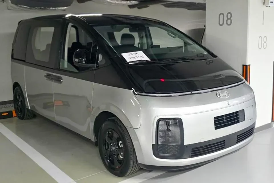 bukan kaleng kaleng hyundai staria electric resmi hadir jarak tempuh 400 km sekali cas bikin melongo portal berita terbaru