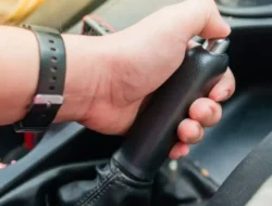 Jangan Salah Kaprah! Ini Cara Pakai Rem Tangan yang Benar Agar Mobilmu Awet & Aman
