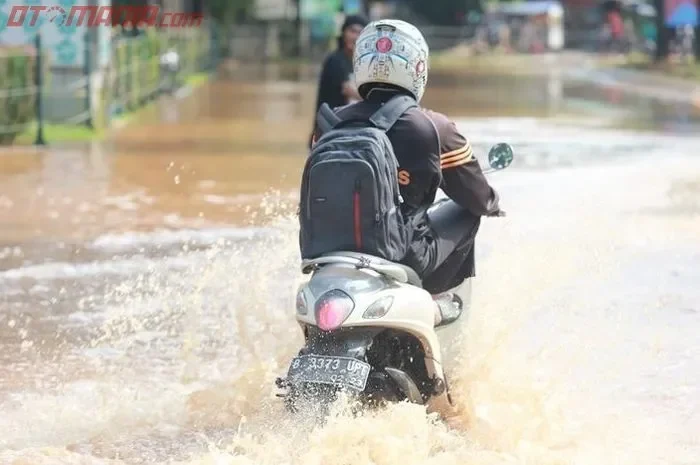 motor matic terobos banjir jangan nekat ini batas aman dan risiko kerusakan fatal yang mengintai dompetmu portal berita terbaru