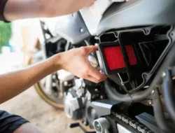 Musim Hujan Bikin Motor Gampang Selip? Jangan Panik! Cek 2 Bagian Krusial Ini Sekarang Juga!
