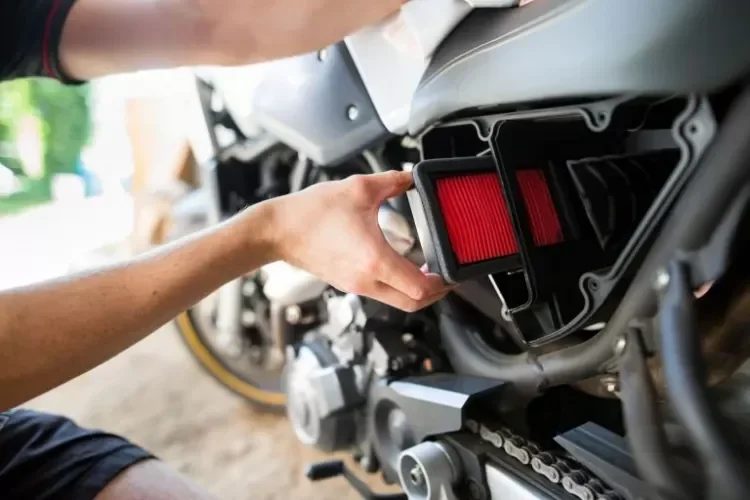 musim hujan bikin motor gampang selip jangan panik cek 2 bagian krusial ini sekarang juga portal berita terbaru