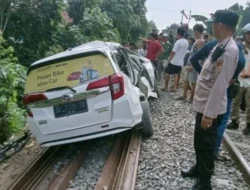 Ngeri! Taksi Listrik VinFast Green SM Kembali Tersambar Kereta di Jakarta, Ini Pelajaran Pentingnya!