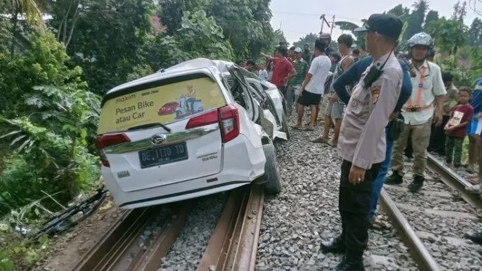 ngeri taksi listrik vinfast green sm kembali tersambar kereta di jakarta ini pelajaran pentingnya portal berita terbaru