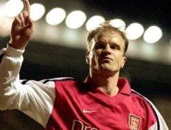 Dari Lapangan ke Pelaminan: Donny van de Beek, Gagal di MU Tapi Sukses Gaet Putri Dennis Bergkamp!