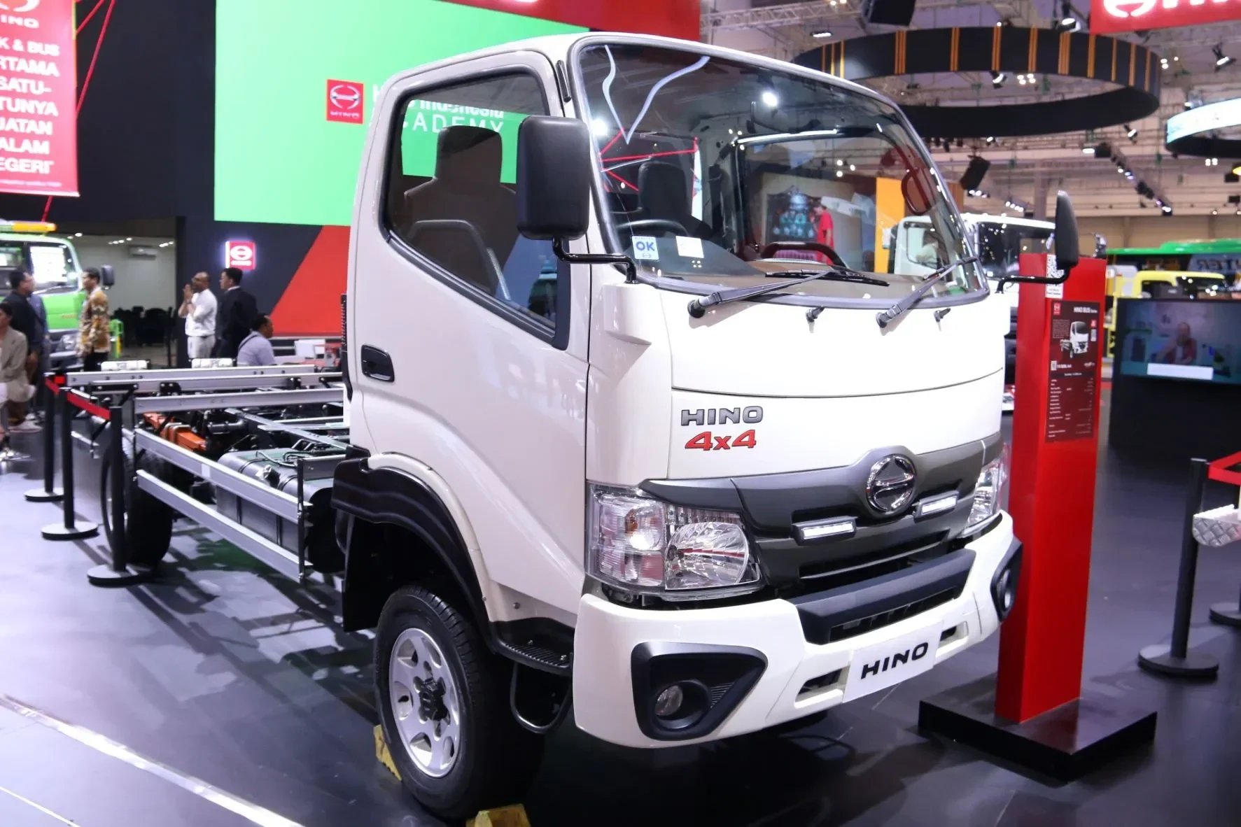 hino ramal 2025 jadi tahun tersuram produksi anjlok 75 akibat serbuan truk china industri lokal terancam portal berita terbaru