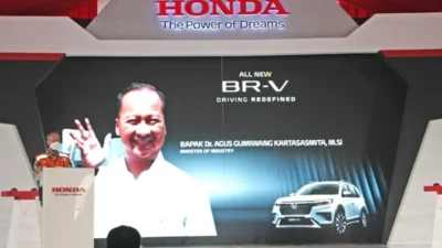 penjualan mobil ri lesu darah target 1 juta unit masih jauh panggang dari api portal berita terbaru