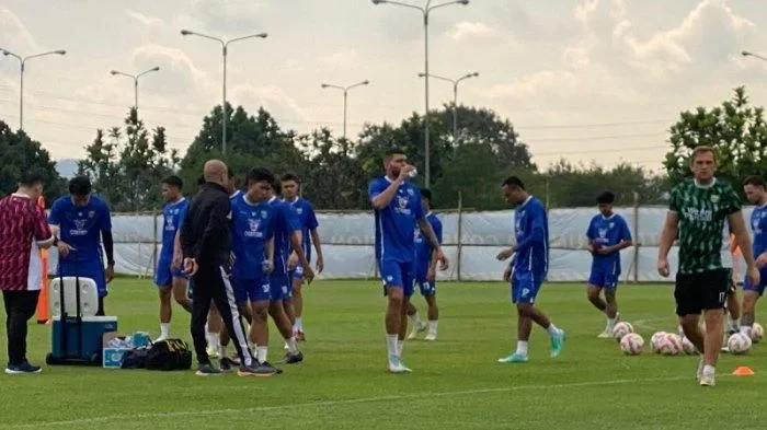 viral thom haye dkk persib naik carry truntung ke latihan netizen kaget lihat isinya portal berita terbaru