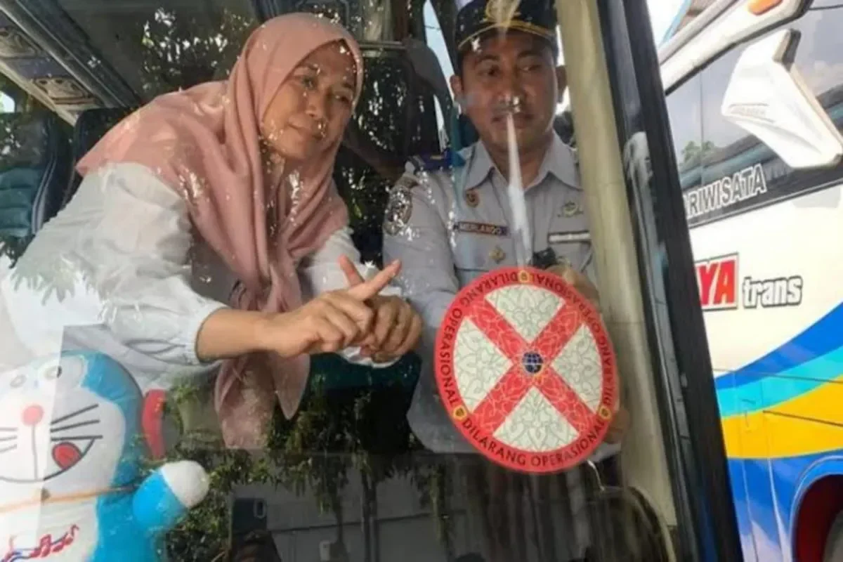 wajib tahu kemenhub pasang stiker merah di bus berbahaya jangan sampai salah naik mudik portal berita terbaru